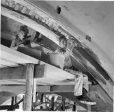 Valbo Kyrka,
S. Söderström och R. Wahlman lagar långhusets valv.