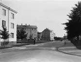 Gustafsgatan 1935. Mitt i bilden kv Visheten, t.v. kv Kikaren.
