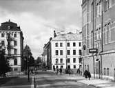 Södra Centralgatan med Centralbron. T.h. Murénska badhuset i kv Abborren. På andra sidan Grand Hotell i kv Lillån och till höger Sehlbergska huset i kv Norra Varvet.