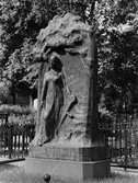 Gamla begravningsplatsen i Gävle.
Gravmonument över Karolina Själander, föreståndarinna vid Högre flickskolan i Gävle. Monument, av Ida Matton, tillkom 1903.

