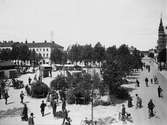 Gävle stad – Norr, Stortorget.
Lövmarknad på Stortorget (Salutorget) omkring 1915.