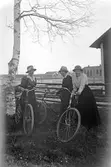 Tre kvinnor med cykel
