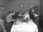 Middag med mat och dryck. (1919 ?).
