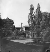 Trädgården framför Gysinge herrgård med magasinen i bakgrunden.


