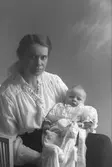 Hildur Palmér med sonen Gunnar, Bergsgränd 1, Gävle