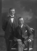 Oscar Eklund och Gustaf Bohlin, sittande.
Musikfurirer vid Hälsinge regemente, I 14, Gävle
