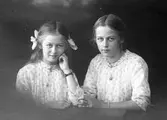 Systrarna Gunhild, gift Berglund, född 1904 i Gävle död i Ludvika 1989. Tyra, gift Söderblom, född 1907 i Gävle död 1981.
