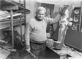 Verkstad med bildhuggare Nisse Karlsson.