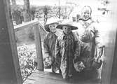 Barn, påskgummor på Fleminggatan 42, Gävle