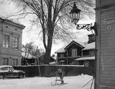 Barn åker spark på Källargränd i Gamla Gävle