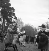 Folkkdansare i skogen. 1940