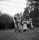 Folkkdansare i skogen. 1940
