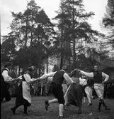Folkkdansare i skogen. 1940