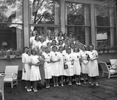 Real i Borgarskolan och Handelsskolan.
Avgångsklasserna i Flickskolan. 1941