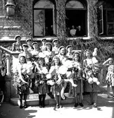 Real i Borgarskolan och Handelsskolan.
Avgångsklasserna i Flickskolan. 1941