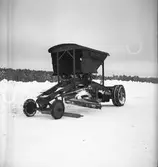 Snövallar på travbanan.

Februari 1942

