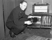 Man  vid sin grammofonspelare.