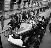 Barnens Dag 1945. Och på gatan en 1936 Chrysler Convertible Sedan.