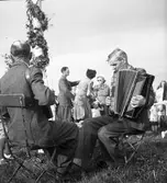 Midsommarstångsresning med dans i kolonin och stadsträdgården.
1947