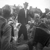 Midsommarstångsresning med dans i kolonin och stadsträdgården.
1947