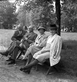John Eriksson med sällskap vid kamratfesten. 1947