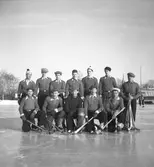 Skoglund & Olssons bandylag. 1946
