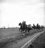 Premering för höstmeetingen.
Travet den 26/8 -1947