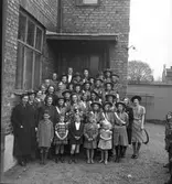 Hospits i Gävle.

Delar av Gävle flickscoutkår, ett foto från början av 1940-talet.
Bilden tagen i sammanband med Rakel Ljunghols realexamen.
Hennes föräldrar var officerare på Frälsningsarméns Hospits i Gävle.
Bilden är tagen på bakgården till Hospits.

Information från: (Gävle-kårens historia i bild och text)