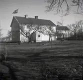 Ett bostadshus, staket och fruktträd i Björnö by.