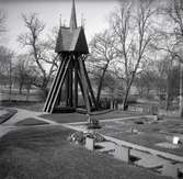 Klockstapeln och kyrkogården vid Halltorps kyrka.