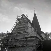 Hossmo kyrka, exteriör med byggnadställningar.
