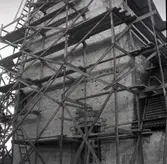 Hossmo kyrka, exteriör med byggnadställningar.