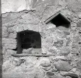 Igenmurade nischer i korets södra vägg i Mortorps kyrka.