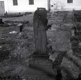 En ängel på en gravsten på Mortorps kyrkas kyrkogård.