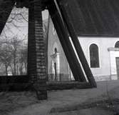 En klockstapel vid kyrkan i Mortorp socken.