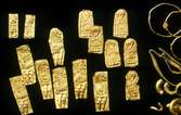 Figurbleck av guld, daterade till 400-700 efter Kristus, påträffade i Eketorp II.