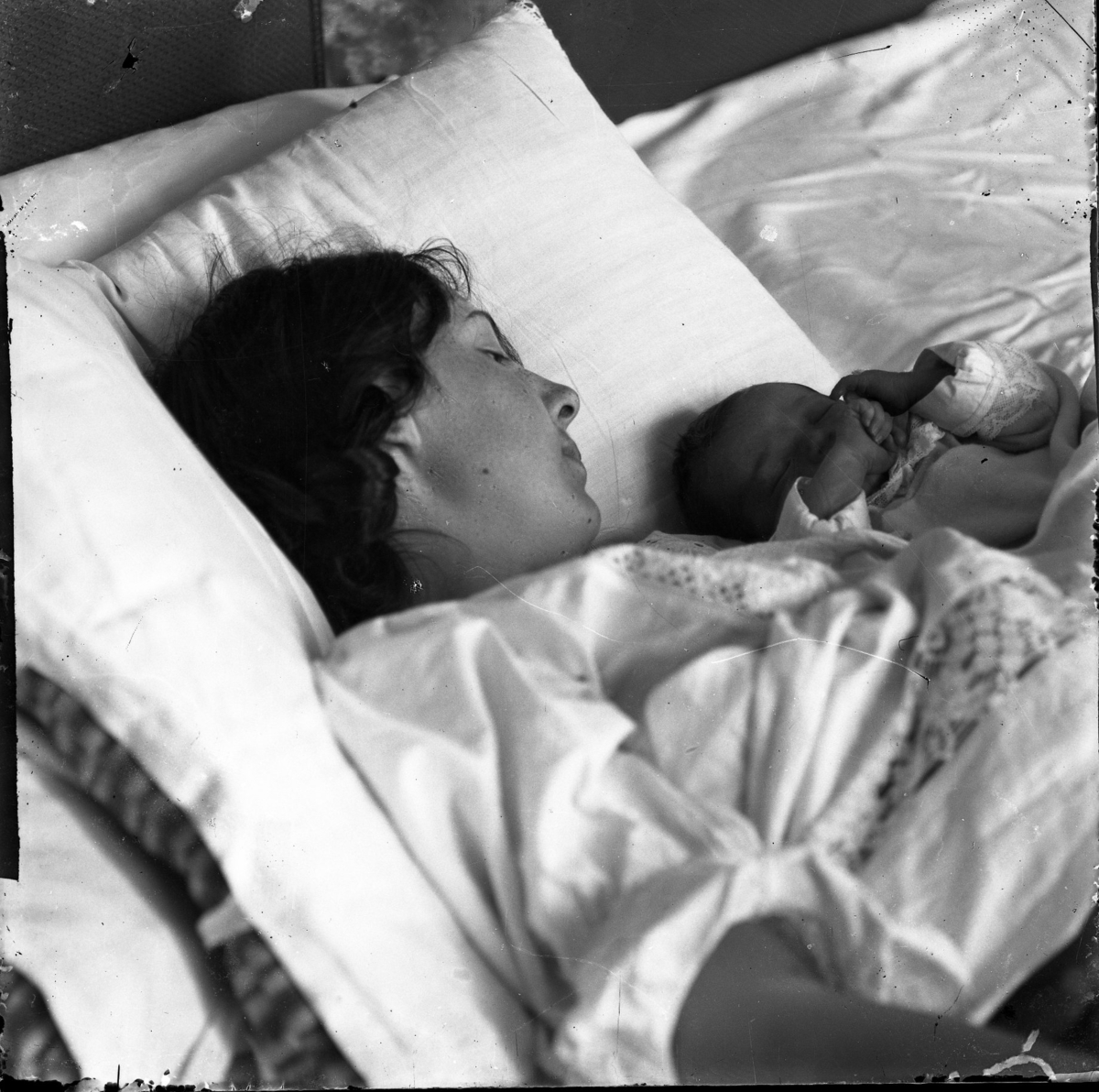 Calla Helena Sundbeck, The Friherrdess Helga von Otter with, probably, the daughter Birgit next to her in bed. Glass plate.