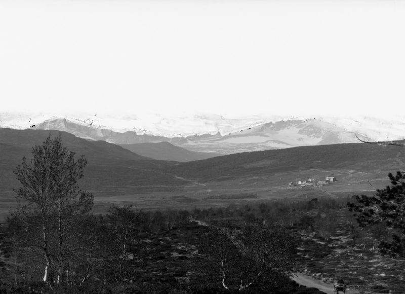 Hjerkinn fjellstue på Dovrefjell med Snøhetta i bakgrunnen. (Foto/Photo)