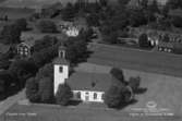 Flygfoto över kyrkan i Tånnö, söder om Värnamo. Nr. 1886