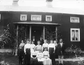 Familjebild framför farstubron.
