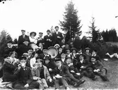 Sångkör med trattgrammofon.
