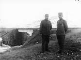 Två militärer vaktar en bro.
