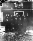 Grupp om femton män samlade vid farstubro.
