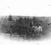 Två kvinnor på en bänk.
