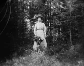 Kvinna ute i skogen.