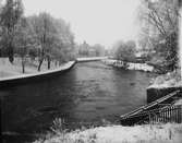 Vinterbild av Gavleån från stadsträdgården.