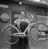 Arbrå,
Kurt Thalin med cykel,
Juli 1970