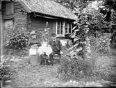Svarvare Holm med fru i trädgården, Snickaregatan, Östhammar, Uppland