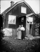 Två kvinnor utanför Svarvare Holms hus, Snickaregatan, Östhammar, Uppland