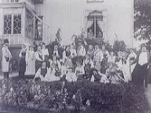 Grupp med folkdräktsklädda ungdomar. Maskerad. Lindhovs kungsgård.